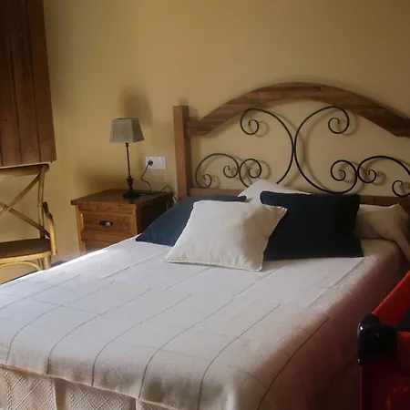 بيت ريفي لا بوسادا دي توريبيا Val De San Lorenzo