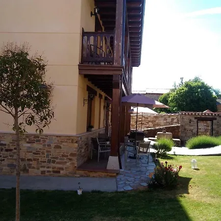 لا بوسادا دي توريبيا 3* Val De San Lorenzo